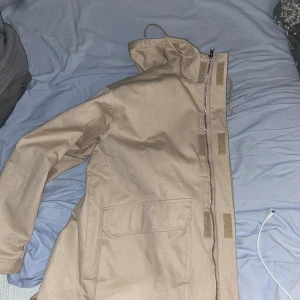 Sweetsktbs vår-jacka - Helt ny, använd 1/2 gånger. Sitter som medium men är storlek xs 