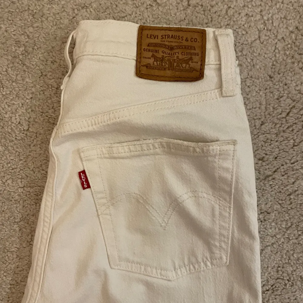 Snygga vita levis jeans med lite högre midja 💕 med W25 och passar perfekt om du är mellan 159 och 162cm 💕 Köpta för 1000kr. Jeans & Byxor.