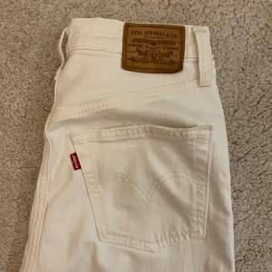 Snygga vita levis jeans med lite högre midja 💕 med W25 och passar perfekt om du är mellan 159 och 162cm 💕 Köpta för 1000kr