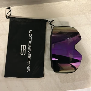 Skidglasögon 03 Deep Purple - Premium skidglasögon med lila revolins säljes till ett bra pris.   Fraktas genom postnord