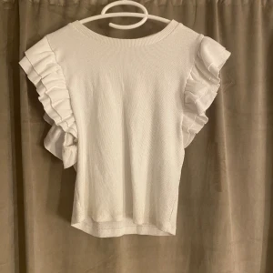 Volang tröja zara  - Säljer den här super fina tröjan från Zara då den aldrig kommer till någon användning, den är som ny har använt ca 10 gånger💞 kom priv för mer info eller bilder!