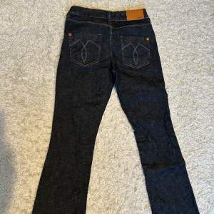 Super snygga jeans med låg midja från Gina tricot. Lite slitna längst ner baktill, inget som syns super mycket.