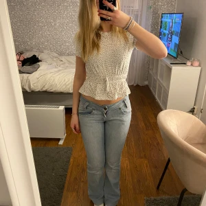 Lågmidjade lee jeans - Uppsydda nertill så är lite korta på mig som är 164💕
