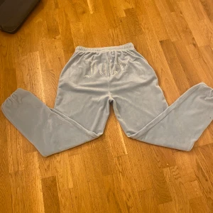 Ljusblåa juciy contore byxor  - Säljer nu dessa juciy byxor då de inte kommer till användning, typ inte använda!💘 har inga skador förutom att silver grejerna på snörena har åkt av! Priset går att diskutera vid snabbaffär!🙌❤️💘 betala via swich, kontakta mig vid intresse⚡️🫶🏻❤️💘🙌