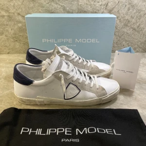 Philippe Model - Säljer nu dessa helt nya mörkblå Philippe Model skor i storlek 44. Tar gärna bud då jag inte riktigt bestämt mig för priset på dem än. Full og, dvs box dustbag och kort medföljer vid köp. Skriv vid minsta lilla fundering.