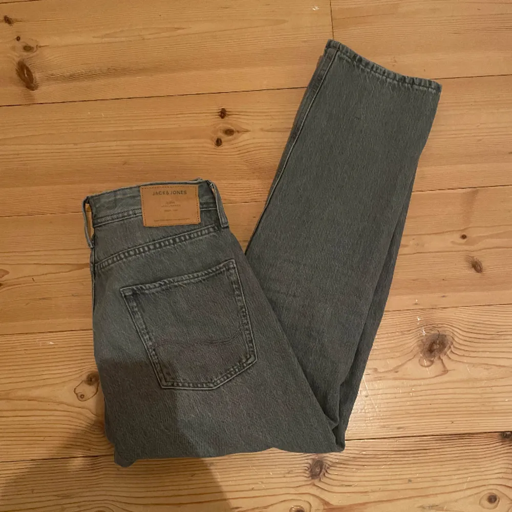 Säljer dessa jeans från Jack and Jones med modellen Relaxed Chris och storlek (30W/30L) Modellen på bilden är 180 Skriv för fler funderingar!. Jeans & Byxor.