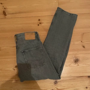 Jack and Jones jeans - Säljer dessa jeans från Jack and Jones med modellen Relaxed Chris och storlek (30W/30L) Modellen på bilden är 180 Skriv för fler funderingar!