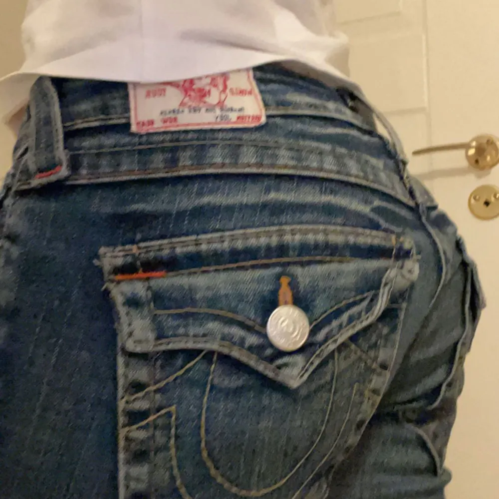 Säljer mina true religion jeans som är köpta här på plick! Lite slitningar längst ner men inget man märker av💕. Jeans & Byxor.