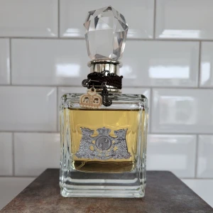 Juicy Couture eau de parfum 100ml - Nästan ny stor parfym, ca 95% kvar!  Juicy couture eau de parfum 100ml (stö4sta flaskan) Ingen förpackning kvar dock!