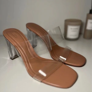 Genomskinliga klackskor ZARA - Ett par genomskinliga klackskor från Zara.  Storlek 40.  Använda enstaka gånger så i väldigt fint skick.  Bara att skriva för mer bilder eller vid frågor🌸