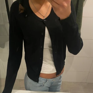 Kofta  - Fin svart kofta som tyvärr inte kommer till användning längre. Den är aldrig använd endast testad.💞💞