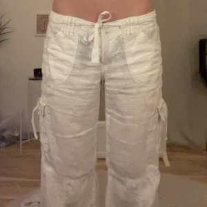 Låg midjade Linne byxor med små detaljer - Säljer dessa linne byxor från märket ann christine i storlek 36. Säljer de då jag inte använder. Har storlek 34 i vanliga fall men man kan spänna åt mycket i midjan så de sitter bra. Är 170 lång oxh passar mig men på gränsen till korta. 