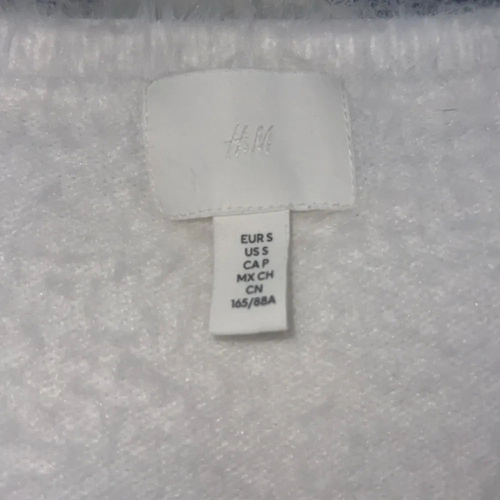 Snygg stickad tröja ifrån H&M i stl S. Säljer då den inte passa på mig💖 Kontakta gärna innan ni trycker på ”köp nu”. Tröjor & Koftor.