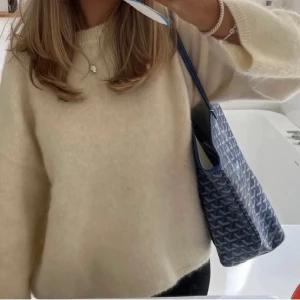 Stickad mohair tröja - Säljer min oanvända beige stickade mohair tröja från hm, tröjan är helt slutsåld och köpte för 950kr Säljer endast vid bra pris, kom privat ifall ni vill ha fler bilder