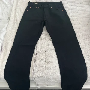 Levis jeans - sjukt snygga jeans ifrån Levis, jätte fint skick, använda 2 gånger!