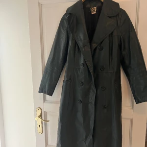 Grön skinnkappa - Skinnkappa i fint skick som tyvärr inte används så mycket längre. Köparen står för frakt❤️