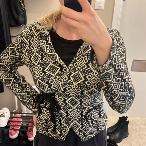 Kofta med knytning - Trendig kofta med knytning på sidan. Sååå fin och skön!