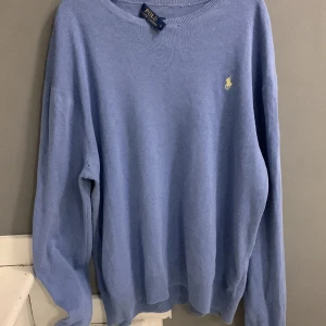 Ralph lauren tröja - Säljer min raffe tröja för att den är för stor för mig. Aldrig använt så skick 7/10 men knappt synliga skador.