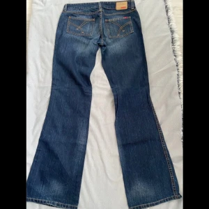 Flare/bootcut 90’s jeans - Säljer ett par jeans som är för små för mig, väldigt fint skick. Ej använda av mig.  90 talsstil i bootcut/flare modell med  supersnygga fickor🤌🏼🤌🏼