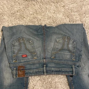 Miss sixty Low waist jeans - Säljer mina miss sixty jeans då dom har blivit för korta för mig. Kontakta för fler bilder. Innerbensmåttet:77 cm. Midjemått rakt över: 36 cm 💓