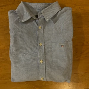 Gant skjorta  - Säljer denna fina Gant skjorta. Originalpris 800 djur och rökfritt hem. Storlek 152. 