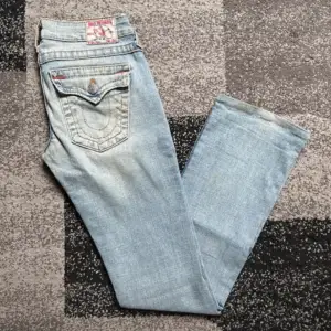 True religion jeans i modellen Billy! De är lågmidjade och straight. kontakta mig vid frågor elr bilder! Kan även bytas mot utsvängda trueys i storlek 26-27💗 Innerbenslängd-82cm  midjemått- skriv privat är lite osäker💗