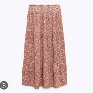 Säljer den här kjolen från zara. Hör av er för egna bilder. Priset går att diskutera ❤️