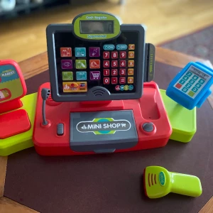 Leksaks kassa - Leksaks kassa med scanner, våg och kortterminal. Ljudet fungerar som det ska på både kassan och scannern. Den är i nytt skick och allt fungerar. Säljs för 95 kr.