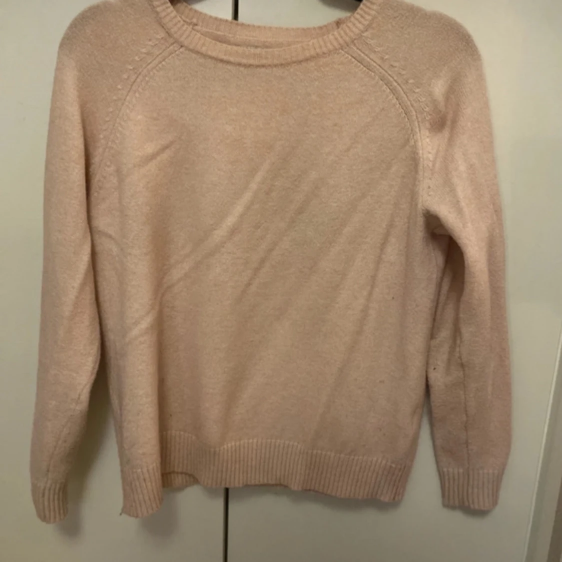 Rosa runt stickad tröja