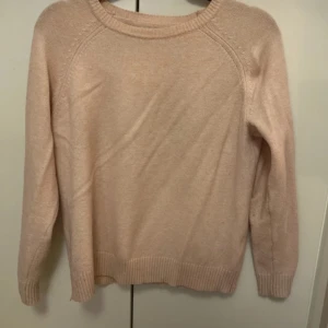 Rosa runt stickad tröja - Mjuk tunn tröja. Lite kort i armarna på mig som är 173 cm och gillar längre ärm på tröjor. Lite nopprig, därav priset💗