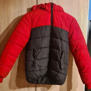 Ytterplagg stl. 158.  ( 12-13. år )  .      300 kr.         - En vatten avvisande puffer jacka i vävd kvalitet  som stänger ute blåsten och håller ditt barn torrt vid lättare  regn. Uterplagg: polyster 100% från HM  Knappt använd. Inga fel, inga skador 