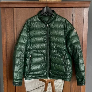 Moncler Acorus Giubbotto - Köpt på Plick för bara några veckor sedan och säljs då jag snabbt insåg att passformen inte var rätt. Tidigare ägare köpte jackan på Garmsmarket, förklarade skicket som felfritt. Äkthetsbevis finns tillgängligt.  Hör av dig vid frågor/funderingar!🤝