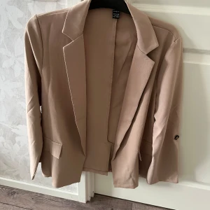 Kavaj  - En beige kavaj från Shein, jättefin men tyvärr för stor för mig. Använd endast 1 gång.