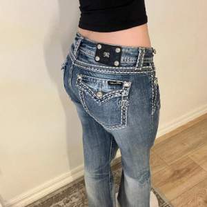 Lågmidjade bootcut miss me jeans i fint skick och utan fläckar, midjemåttet tvärs över är 46cm och Innerbenslängden är 70cm❤️tryck gärna på köp nu ✌️