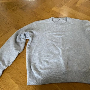 Collegetröja från Uniqlo  - Grå collegetröja från Uniqlo i storlek XS. Fin tröja i bra begagnat skick. 