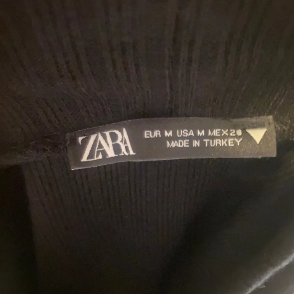 Säljer denna tröjan ifrån zara, säljer den eftersom att den är för kort enligt mig. Men den är i bra skick den är aldrig andvänd och den är i storlek M. Den är köpt i somras 2023. Kom privat för fler bilder och frågor. 💗. Toppar.