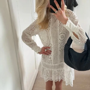 H&m Klänning  - Säljer denna otroligt fina klänning som passar till student eller skolavslutning🌸 säljs inte längre!! Är i XS men passar också S!