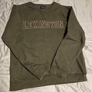 Lexington tröja i storlek M, väldigt snygg. Skick 9/10( använd ganska mycket ) men inget fel på plagget, använder inte tröjan så ofta därför säljer jag den. Pris går att förhandla om.
