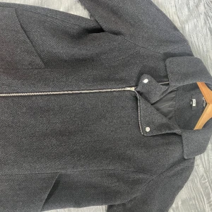 Grå jacka lång  - Säljer denna grå långa jackan från Bikbok. Säljer för 300kr(original priset 500kr)