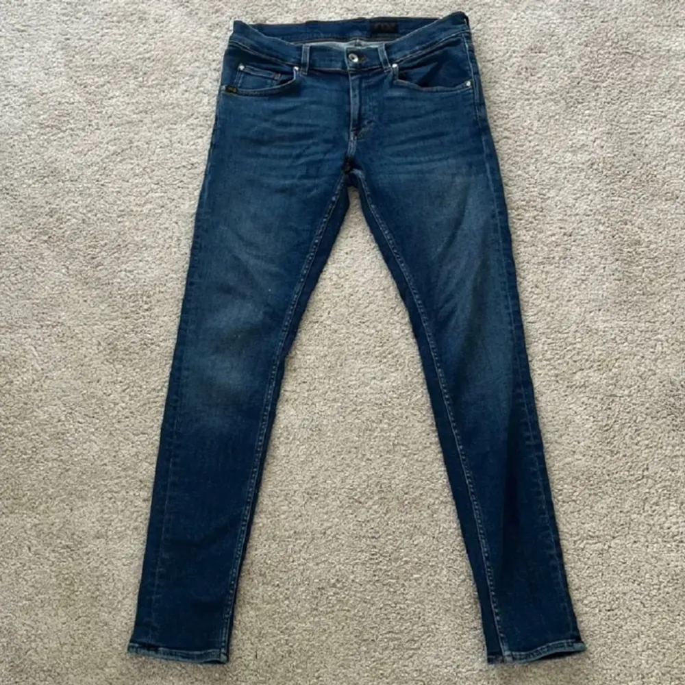 Tja, vi säljer dessa Jeans från märket Tiger Of Sweden i ganska snygg o Slim passform, Jeansen är knappt använda 9/10 i kondition. Tveka ej kontakta oss för fler frågor eller bilder🔥🔥. Jeans & Byxor.