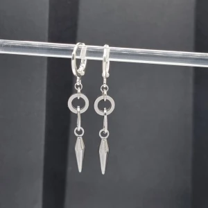 Handgjorda örhängen  - Handgjorda örhängen●Följ :@ekjewelryofficial🤲 ● 💎Material- 100% rostfritt stål ●Örhängeskrokar -Silver 925. Nickel fri. Längd -5cm.  Vattentåliga, ändrar inte färgen! Köp för 1st-70kr eller 120kr/paret