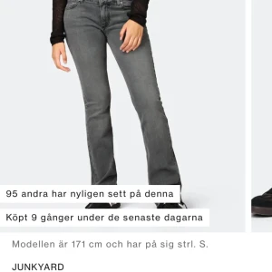 Low waist jeans  - Säljer dessa super fina jeans från junkyard då dem inte riktigt passar mig och är lite stora i midjan! De är bra längd på mig som är 165! Hör av dig vid bilder, säljer de för 200kr och köptes för 600kr. Köparen står också för frakten💓