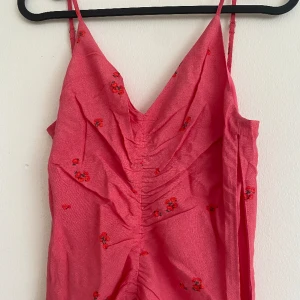 Adooore rosa klänning - Väldigt fin sommarklänning från Adoore, men var tyvärr för liten för mig. Stl. 34. Helt ny!
