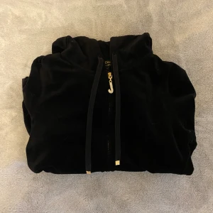 Juicy Couture - Juicy couture zip up hoodie av äldre modell. Diamanter på J:et. Storlek M men sitter mer som en s/xs, liten i storleken. Det är inga diamanter eller något tryck på ryggen. Inga defekter alls. (Pris diskuteras) Skriv för frågor eller fler bilder!