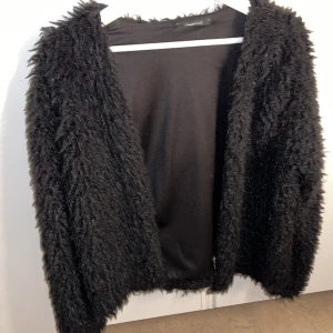 Fluffig jacka! - Säljer min jätte fina fluffiga jacka som inte kommer till användning längre!