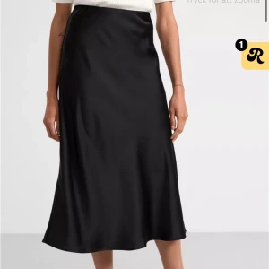 Satinkjol - Svart satinkjol i storlek s. Fint skick. Nypris:399kr