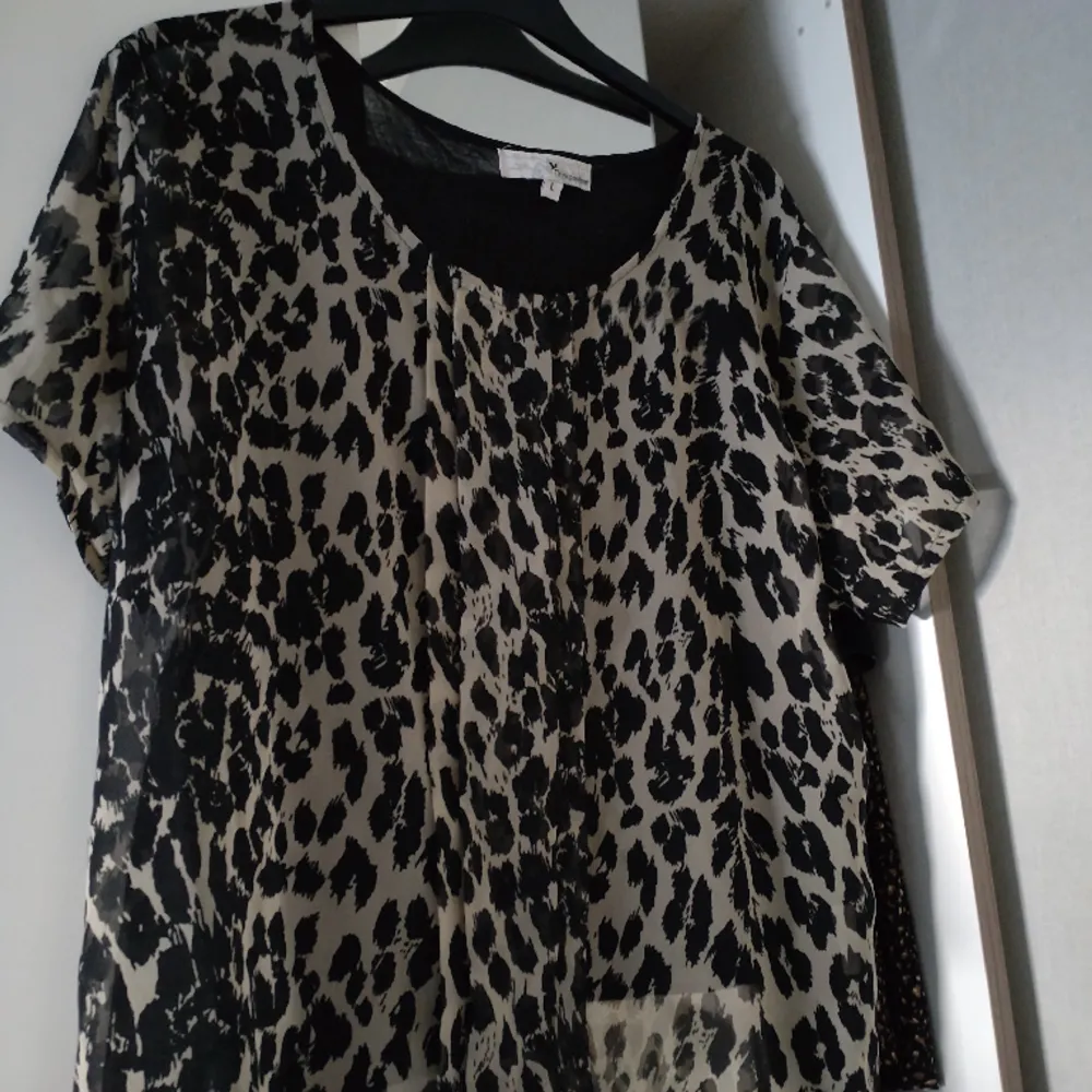 Tshirt L  Leopard mönster   Tunn matrial . T-shirts.
