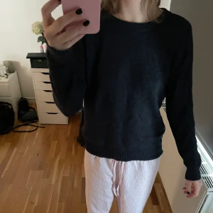 Stickad tröja  - Säljer denna helt vanliga stickade tröjan. Den är mörkblå i färgen, syns inte så bra på bilden. Väldigt mjuk i tyget!💗