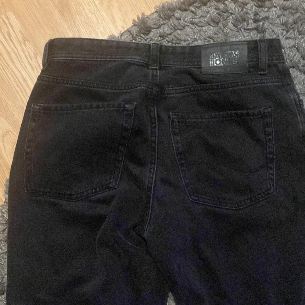 Nypris 800kr mitt pris 350kr inte så använda straight fit. Mörk grå färg.. Jeans & Byxor.