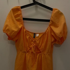 Somrig klänning - Passar snyggt på midsommar eller om man vill känna sig bekväm och söt på sommaren. 